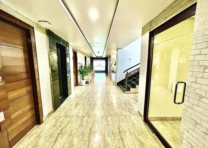 Gr Palace, In Front Of Sea-Beach With Breakfast, Swimming-Pool, Fully Air-Conditioned, Hotel With Parking Availability Puri