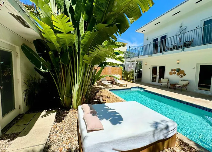 Islands Inn On The Drive - Aqua Serenity Suite - King Bed - A4 Wilton Manors
