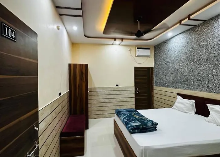 Double Bed Room In Ashram Behind Iskcon Temple, Vrindavan