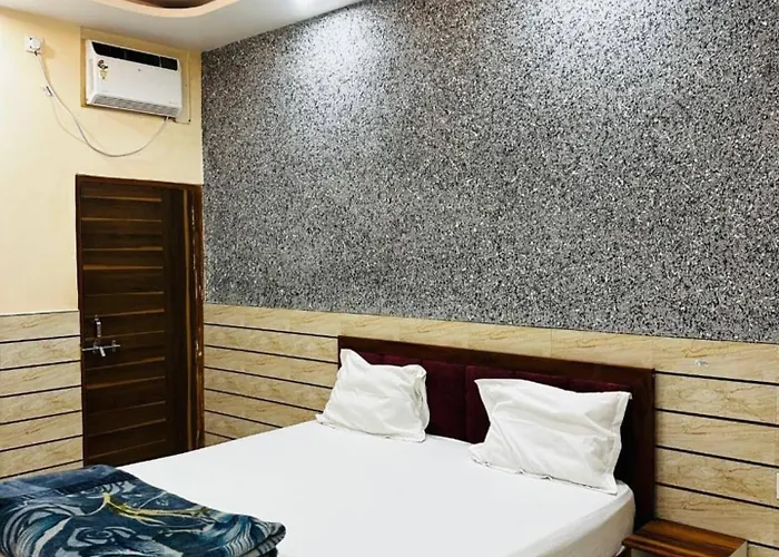 Double Bed Room In Ashram Behind Iskcon Temple, Vrindavan
