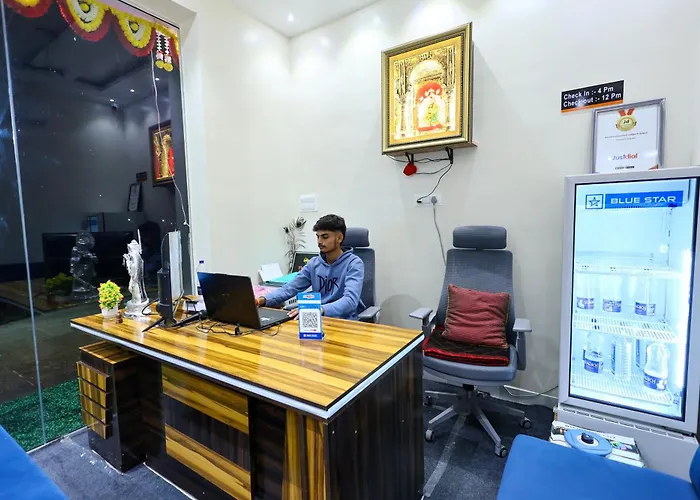 Nandini Executive Lodge Tuljapur
