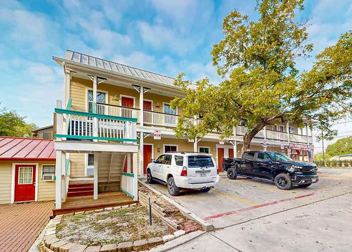 Wasser Lodge #104 - River St. New Braunfels