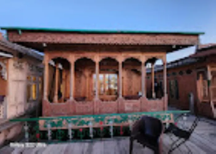 Young Bombay Premium Heritage Houseboat Srinagar 
