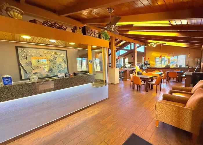 Super 8 By Wyndham Hutchinson Hotel