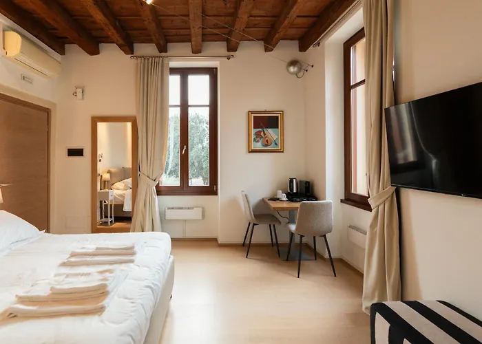La Finestra Sul Ponte By Postcardsfrom Bed and Breakfast Verona