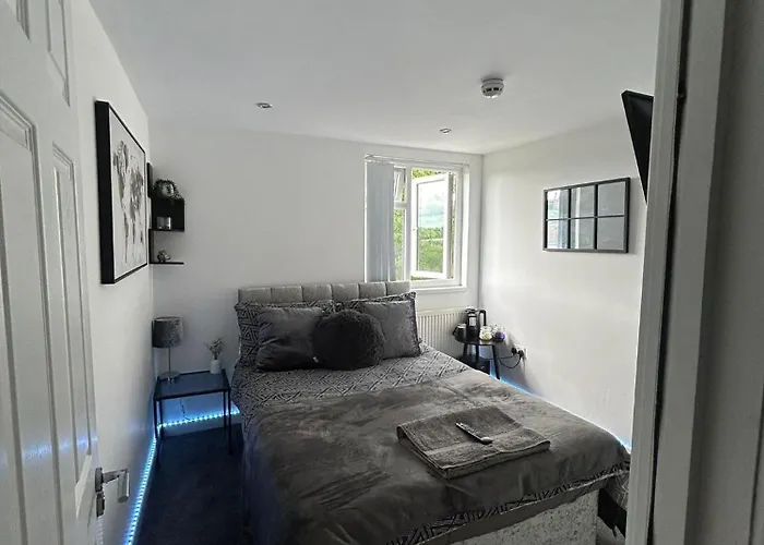 The Dugout - Double Room Watford 
