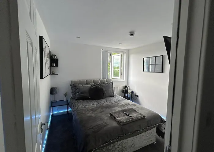 The Dugout - Double Room Watford 