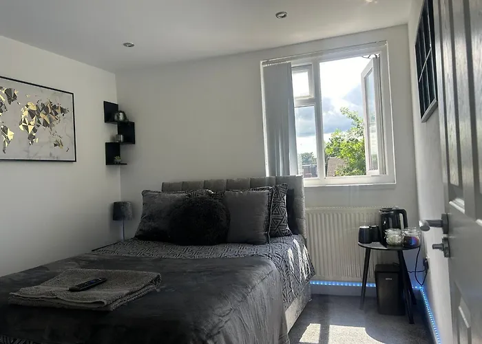 The Dugout - Double Room Watford 