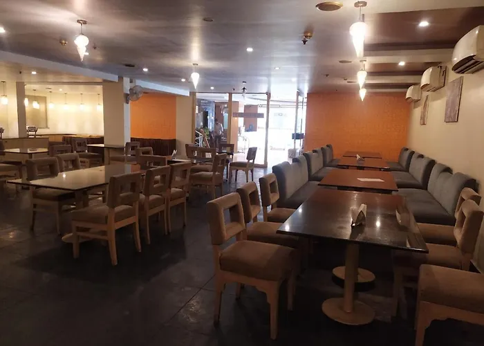 Blossom Rooms Hotel Vashishtha - Free Lunch Or Dinner- Free Breakfast Hyderabad