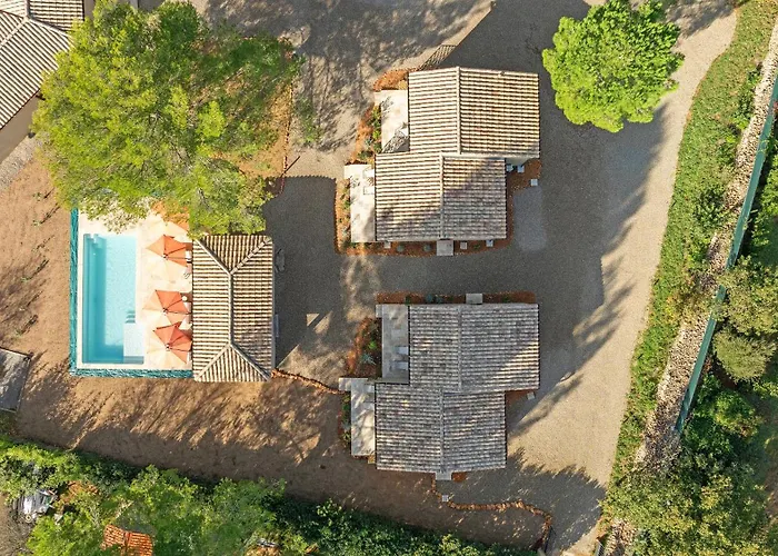 Les maisons de loup a loup Cotignac
