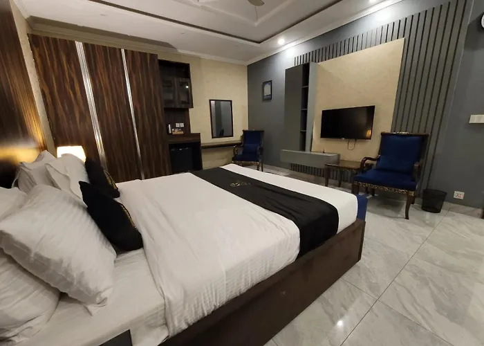 Palm Tree Hotel Lahore