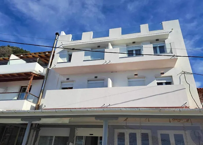 Flisvos Beachfront Apartments Loutraki 