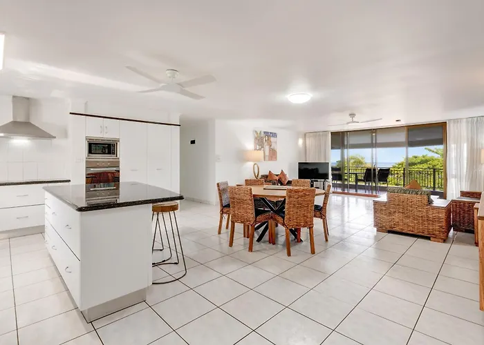 Roydon Beachfront Apartments Trinity Beach
