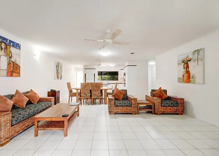 Roydon Beachfront Apartments Trinity Beach