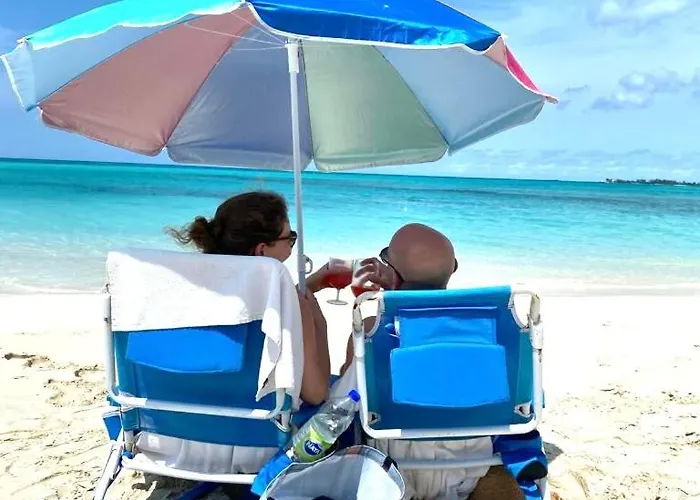 Studio, 100 Feet From The Beach Nassau