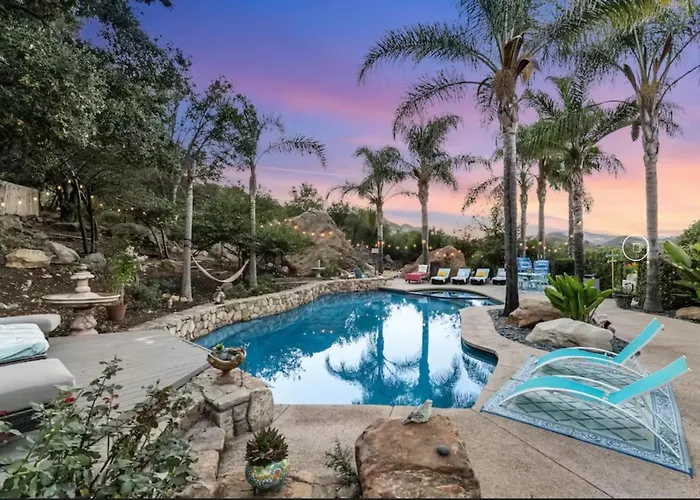 The Malibu Retreat Guest House - Salt Water Pool & Jacuzzi, Nature Oasis Calabasas