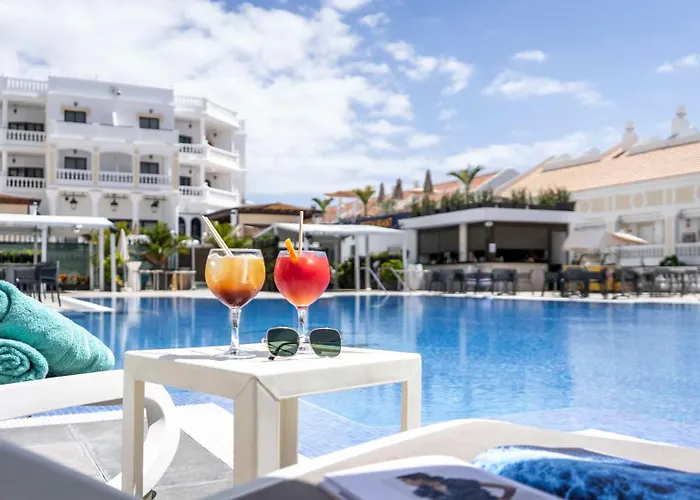 HotelsOna Hollywood Mirage