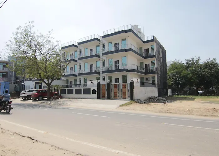 Hotel Leaf 9 Inn, Cyber City Near Ambience Mall Gurgaon