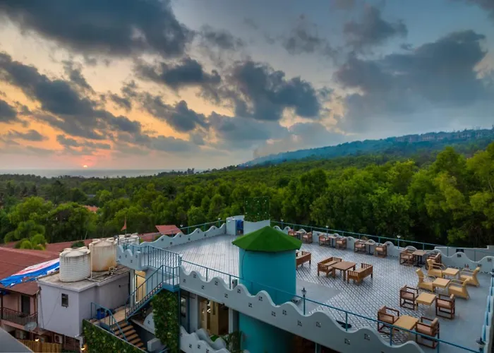 Grand Continent Morjim Hotel