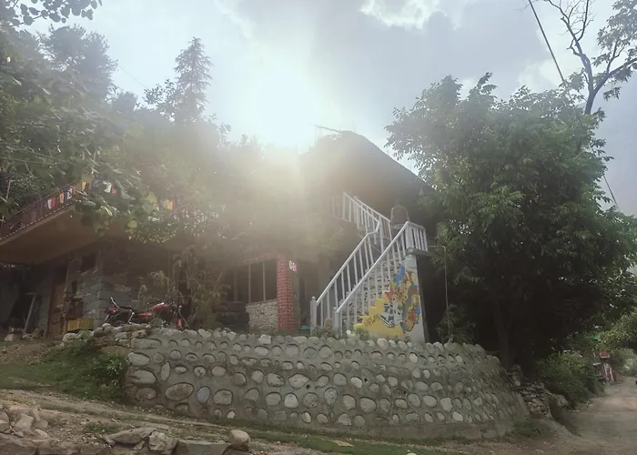 Karwan Cafe And Retreat Hotel Gushaini