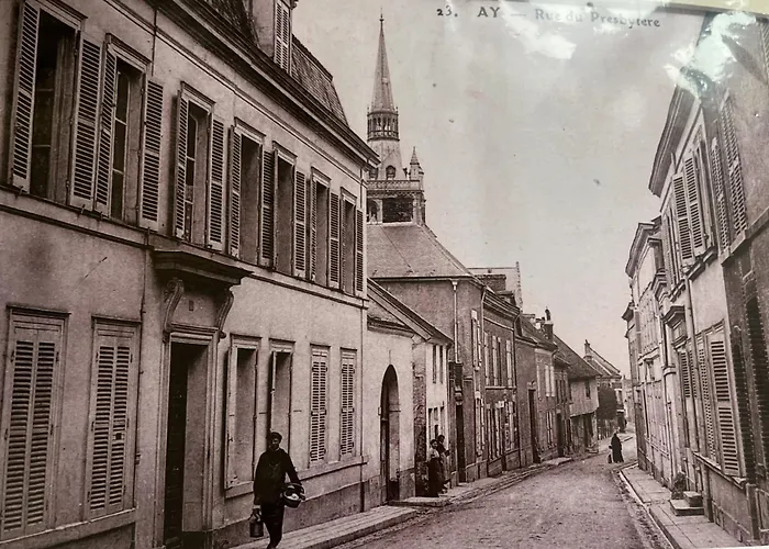 Les Portes Bleues Ay-Champagne