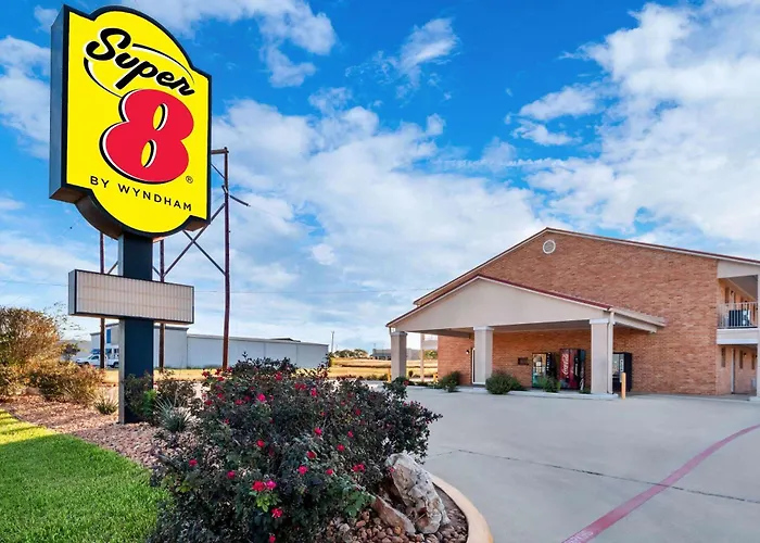 Super 8 By Wyndham Pleasanton Motel