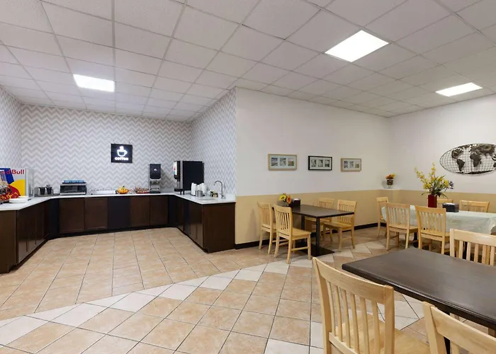 Baymont By Wyndham Edson Hotel