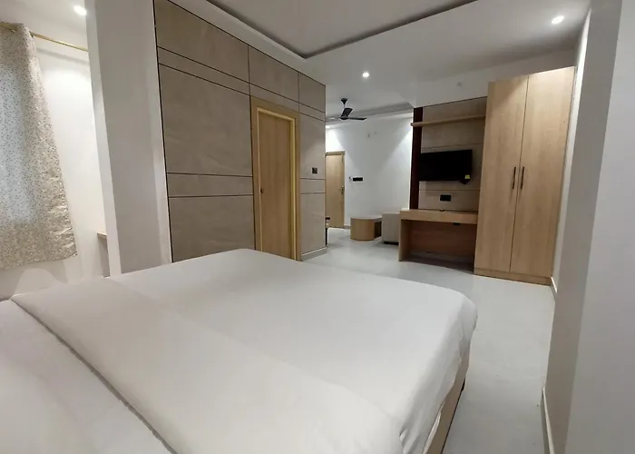 Hotel Global Inn -1 Km From Railway Station - Lift Food And Free Parking Lucknow