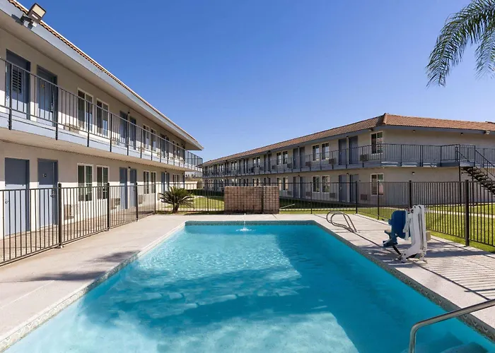 Days-Inn By Wyndham Bakersfield