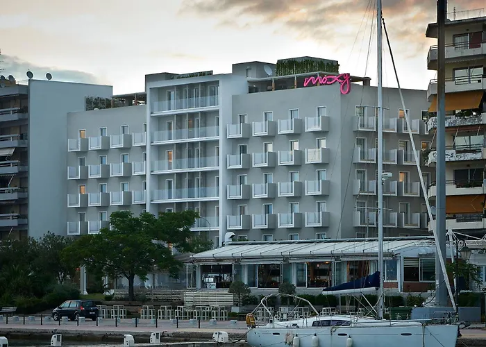 Hotel Moxy Patra Marina