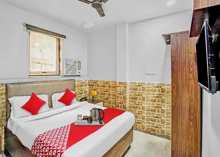 Hotel O M Stays Near Akshardham New Delhi
