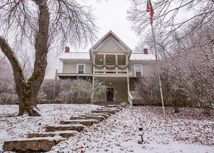 Moore House Inn & Cabins Marlinton