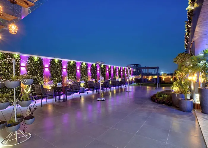 Newly Built Gold The Royal With Rooftop Restaurant - 2Mins Walk From New Delhi Rail Station & 5Mins From Connaught Place