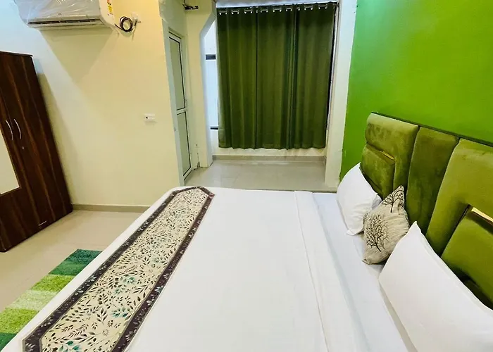 Play Hotel At Sector 18 Metro Station - Couple Friendly Noida