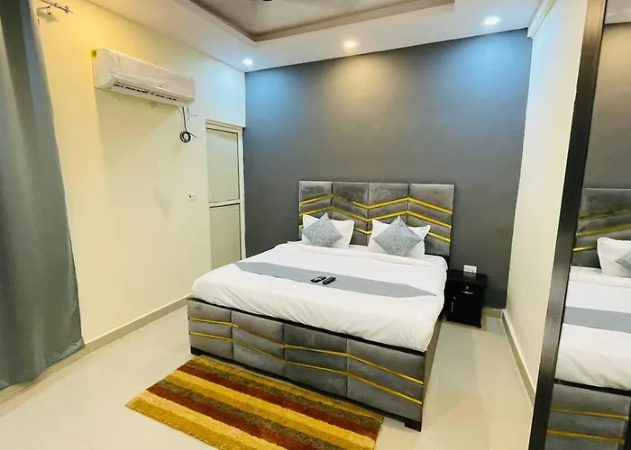 Play Hotel At Sector 18 Metro Station - Couple Friendly Noida