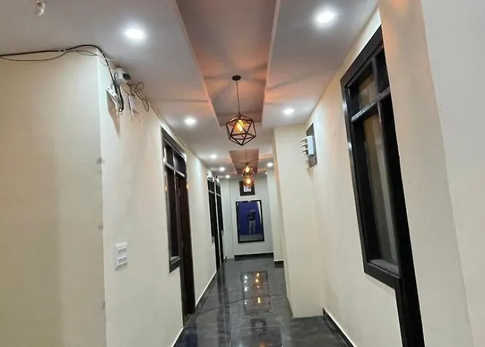Play Hotel At Sector 18 Metro Station - Couple Friendly Noida