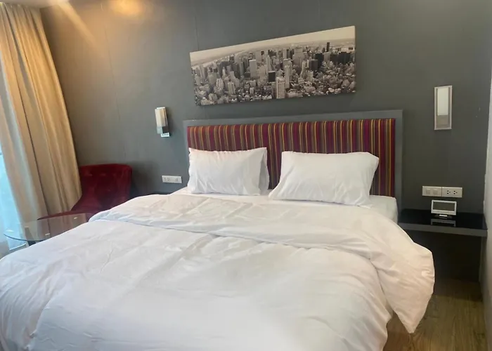 8 Hotel & Cafe Bangkok