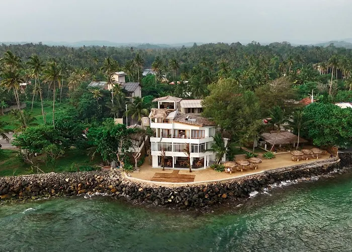 Blue Waves Surf House - Beach Hotel Ahangama