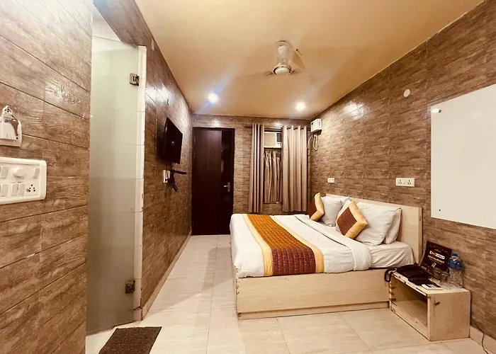 Hotel Red Chilly Near Model Town Delhi Metro Station New Delhi