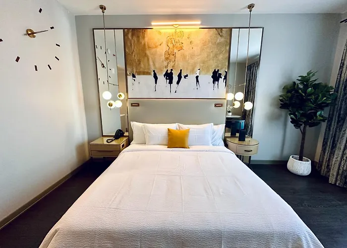 Chez Hotel Arlington Heights