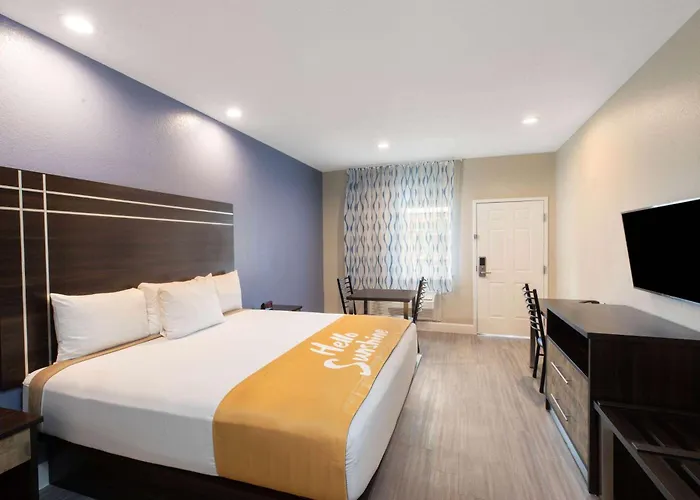 Days Inn & Suites By Wyndham La Porte