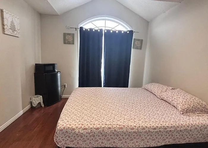 Bright Queen Room Close To Sheridan College And Airport Brampton