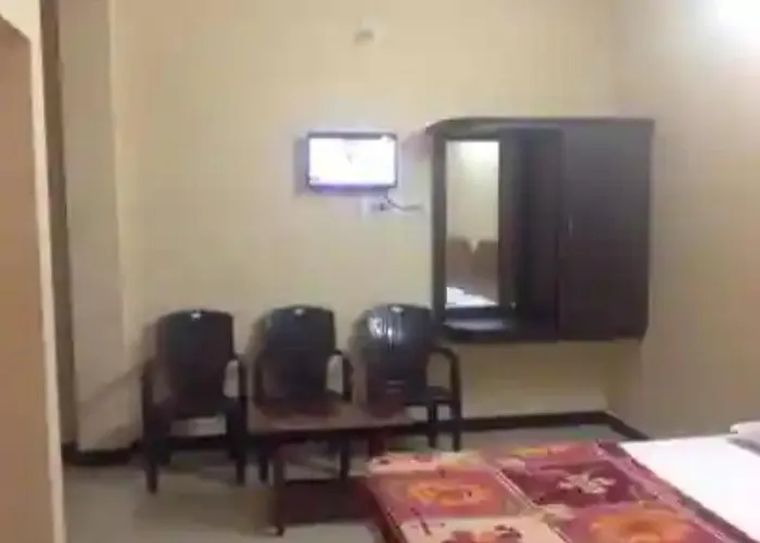Vel Murugan Lodge Palani