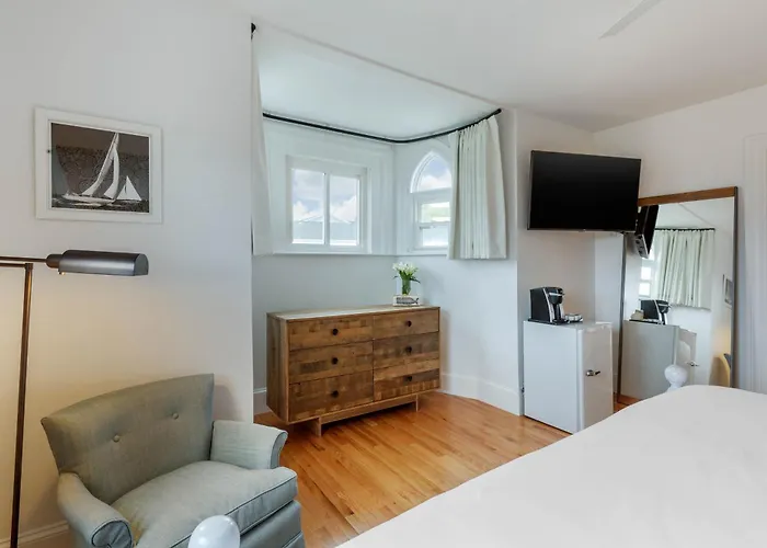 The Shore House Narragansett