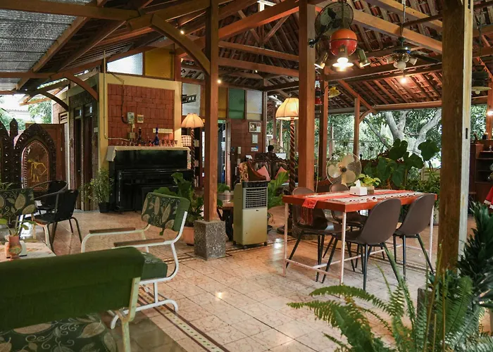 Djajanti House Bed & Breakfast Semarang