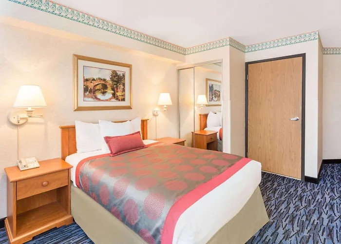 Ramada By Wyndham Kent Seattle Area Hotel
