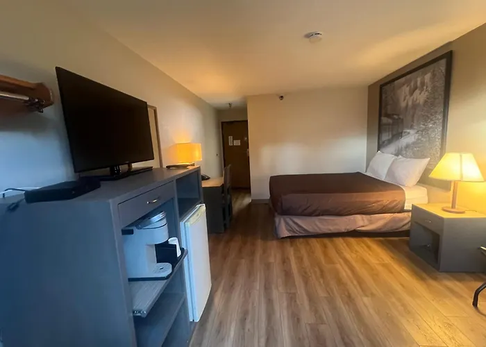 Super 8 By Wyndham Salmon Arm Hotel