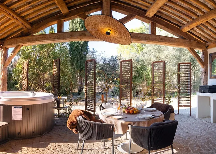 Secret d'Uzès - Place aux Herbes - Piscine chauffée et Jacuzzi