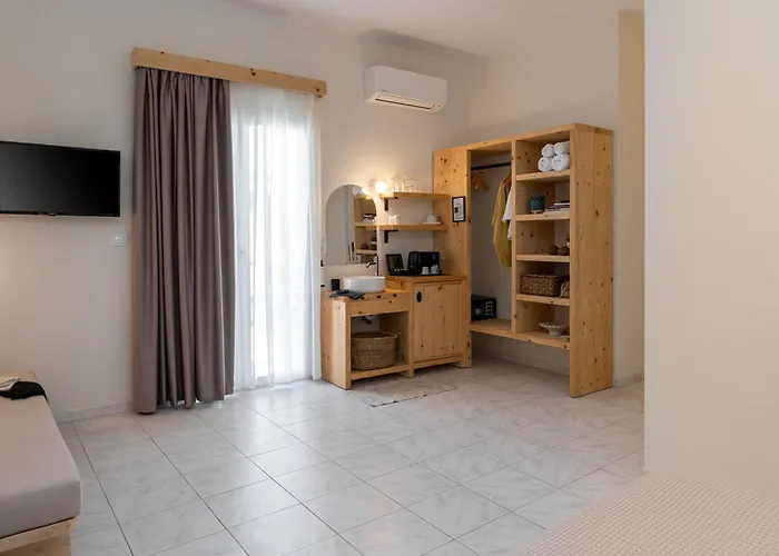 Capella Skiathos, Town