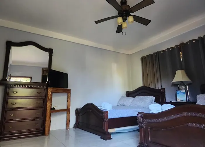 Sea Eye Hotel - Tropical Building Utila